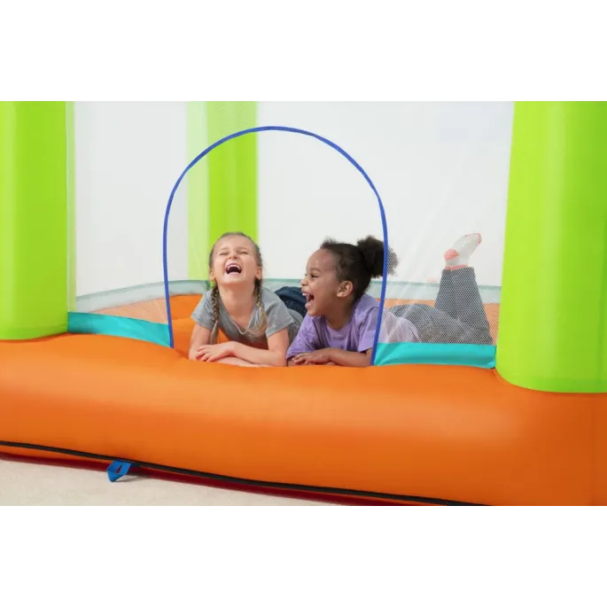 Dziecko bawiące się w dmuchanym zamku do skakania na dworze