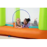 Dziecko bawiące się w dmuchanym zamku do skakania na dworze