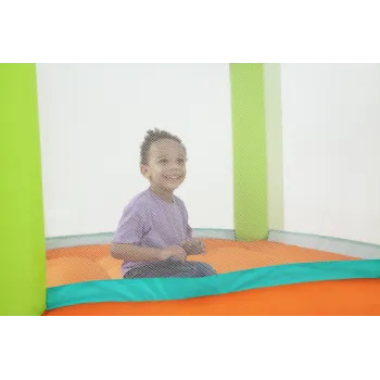 Dmuchany zamek Bestway gotowy do zabawy w ogrodzie