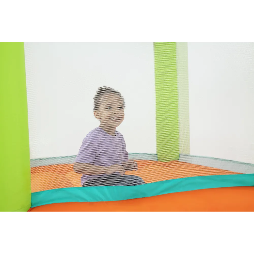 Dmuchany zamek Bestway gotowy do zabawy w ogrodzie