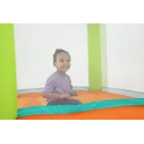 Dmuchany zamek Bestway gotowy do zabawy w ogrodzie