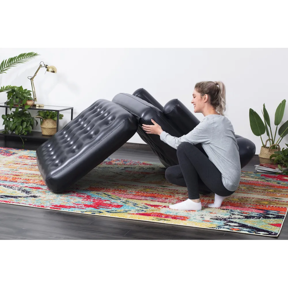 Wytrzymała sofa-materac dmuchana Bestway podczas wypoczynku na tarasie