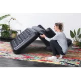 Wytrzymała sofa-materac dmuchana Bestway podczas wypoczynku na tarasie