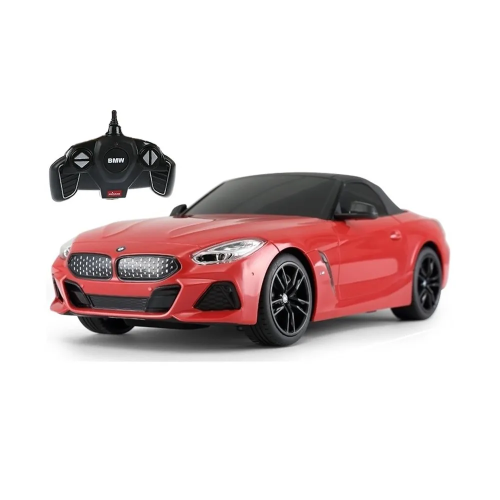 Detail czerwonego modelu BMW Z4 Roadster R/C w skali 1:18 z widocznym logo