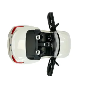 Rastar BMW Z4 Roadster z widocznymi światłami podczas jazdy