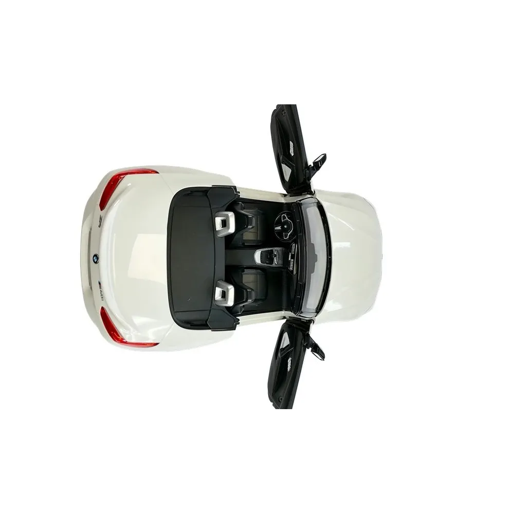 Rastar BMW Z4 Roadster z widocznymi światłami podczas jazdy