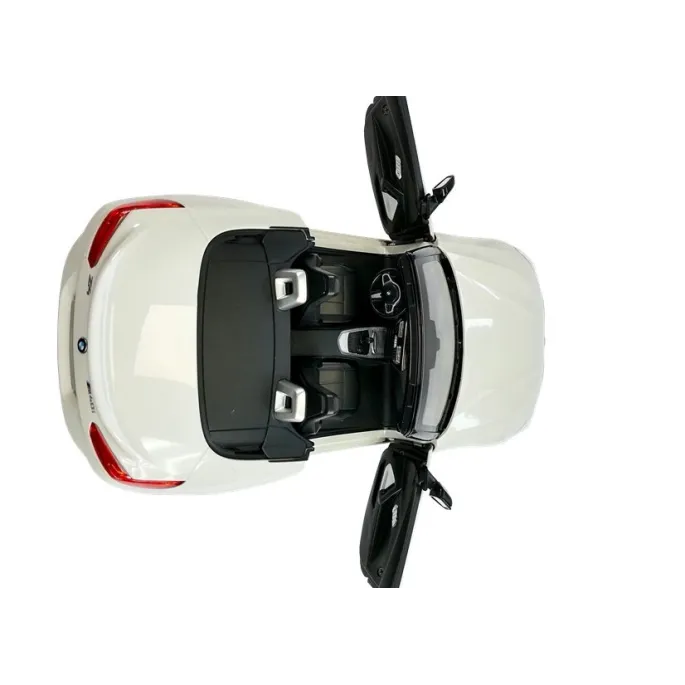 Rastar BMW Z4 Roadster z widocznymi światłami podczas jazdy