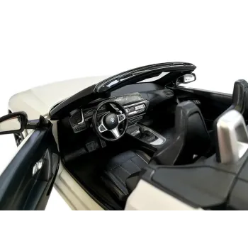 Zbliżenie na wnętrze BMW Z4 Roadster w wersji zdalnie sterowanej