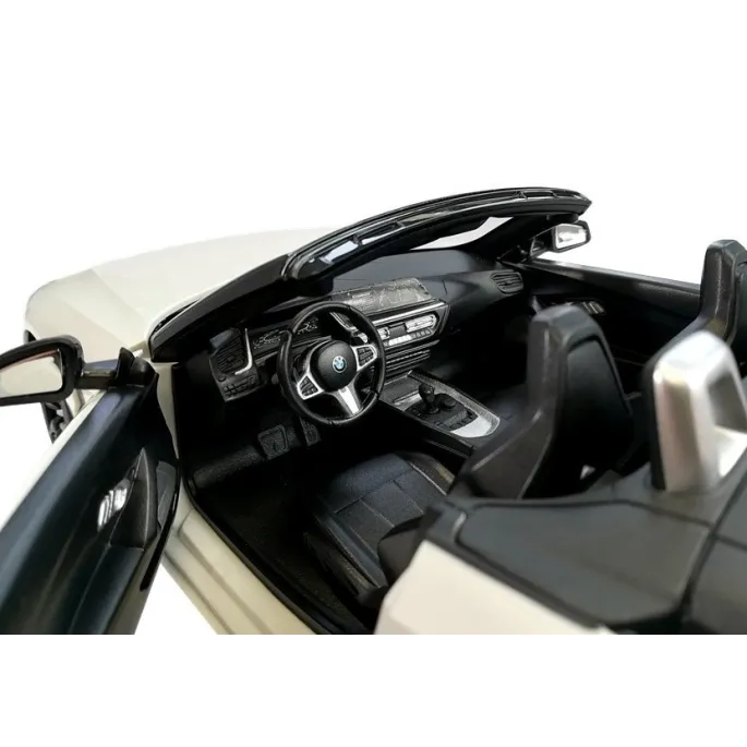 Zbliżenie na wnętrze BMW Z4 Roadster w wersji zdalnie sterowanej