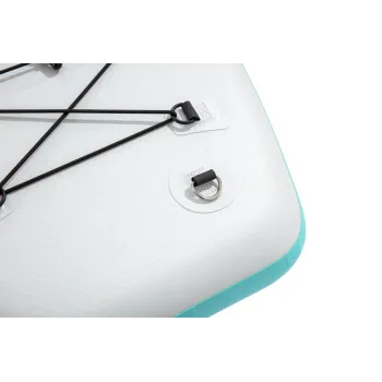 Dmuchana deska SUP Bestway ustawiona na trawie przed pływaniem