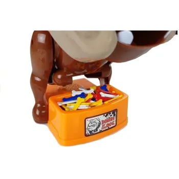 Zbliżenie na figurkę psa z gry zręcznościowej Zły Pies Kości