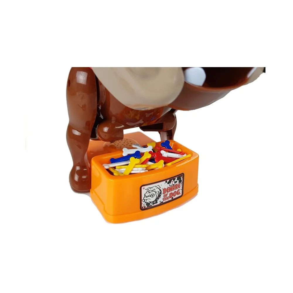 Zbliżenie na figurkę psa z gry zręcznościowej Zły Pies Kości