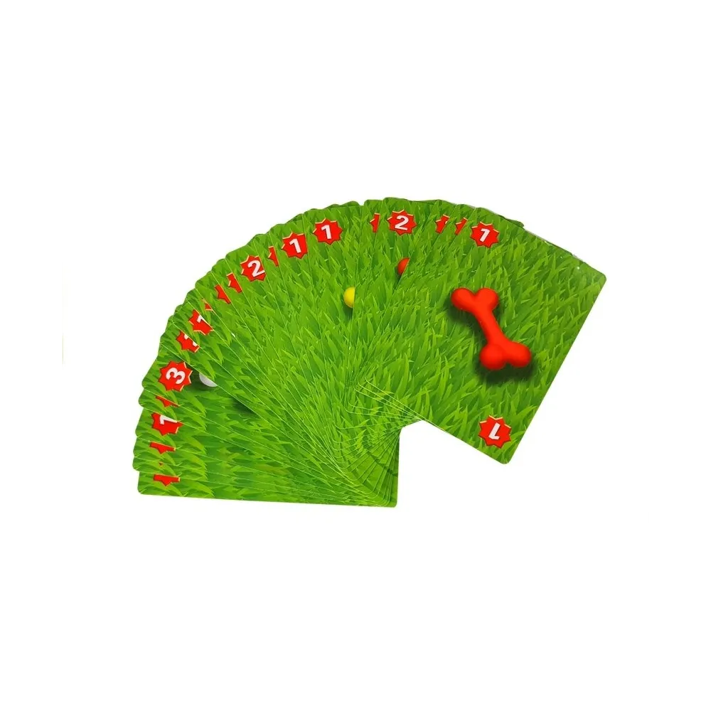 Rodzina bawi się grą zręcznościową z pieskiem i kośćmi