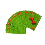 Rodzina bawi się grą zręcznościową z pieskiem i kośćmi