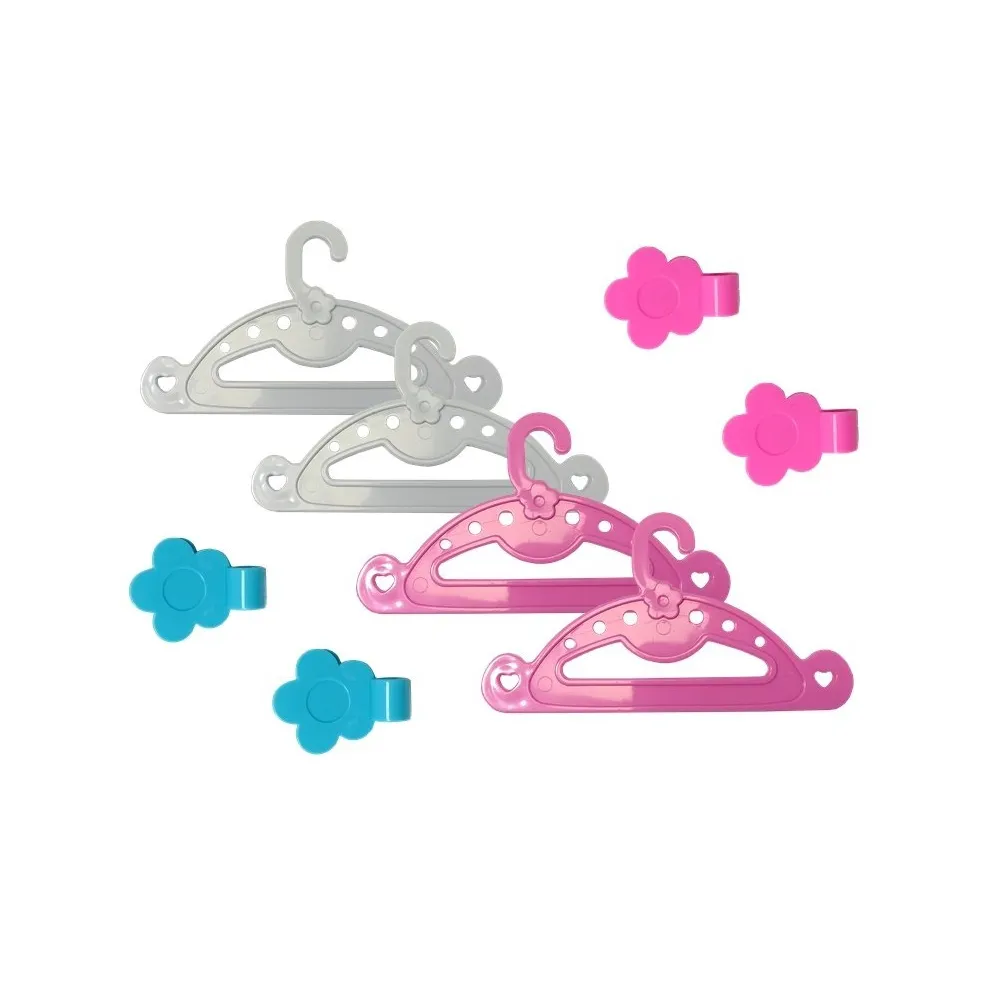 Zabawkowa szafa, sukienki oraz klipsy w zestawie prasowalniczym