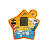 Zbliżenie na żółtą elektroniczną grę kieszonkową Tetris z wyświetlaczem LCD