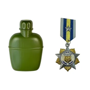 Słuchawki i order wojskowy z zabawkowego zestawu militarnego