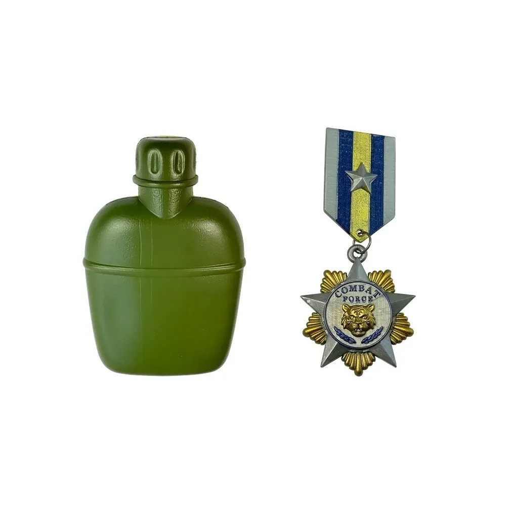 Słuchawki i order wojskowy z zabawkowego zestawu militarnego