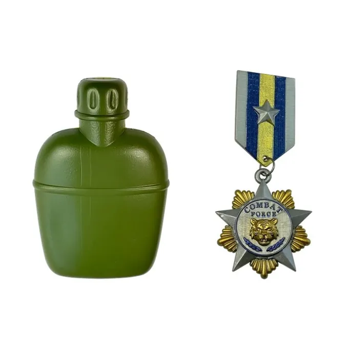 Słuchawki i order wojskowy z zabawkowego zestawu militarnego