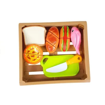 Elementy do krojenia: chleb, hot dog, ryba i akcesoria w drewnianej skrzynce
