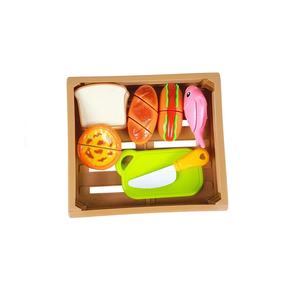 Elementy do krojenia: chleb, hot dog, ryba i akcesoria w drewnianej skrzynce