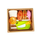 Elementy do krojenia: chleb, hot dog, ryba i akcesoria w drewnianej skrzynce