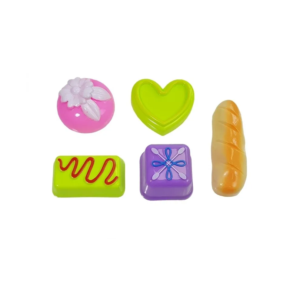 Zbliżenie na paterę i narzędzia do nakładania tortu z zestawu dla dzieci