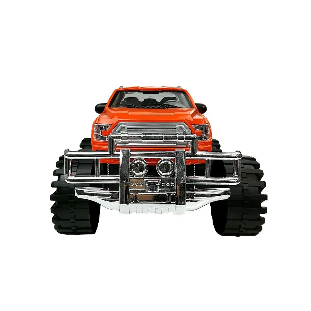 Czerwony model BMW na lawecie z wytrzymałego plastiku