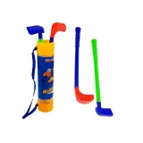 Kije, dołki i chorągiewki z zestawu mini golfa dla najmłodszych