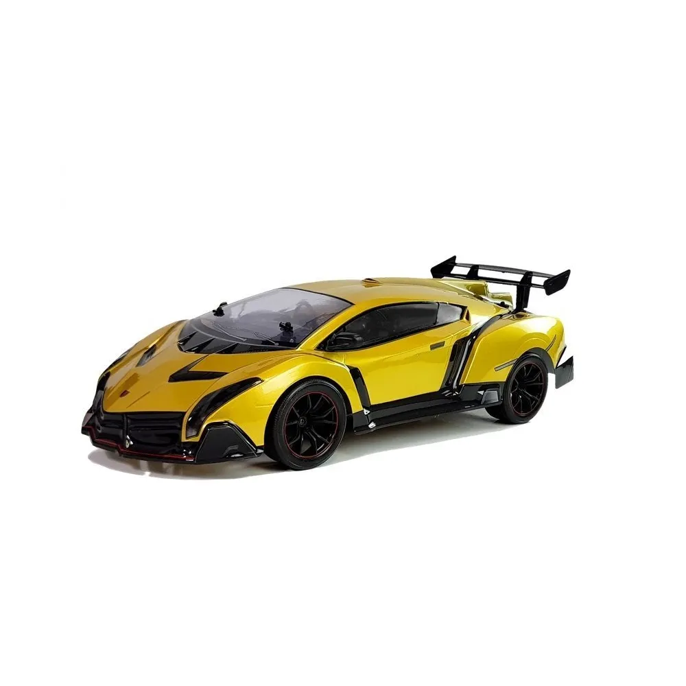 Sportowy samochód RC 1:10 o złotej karoserii podczas jazdy