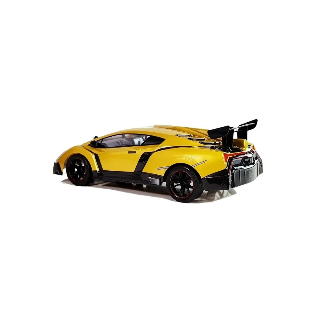 Złote autko wyścigowe na zdalne sterowanie z bliska