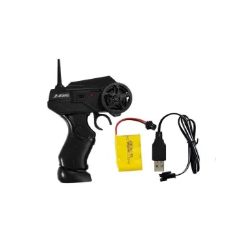 Samochód sportowy R/C 1:10 podczas jazdy po dywanie