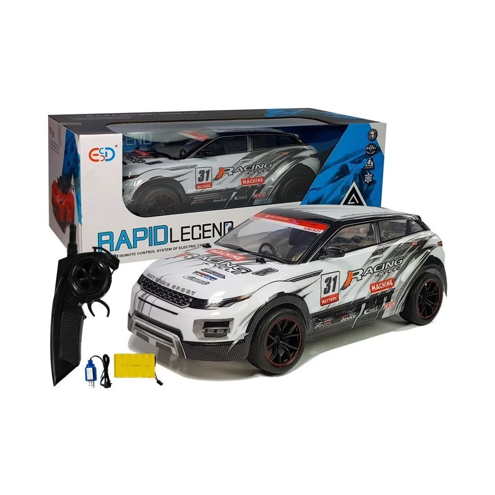 Białe auto rajdowe 1:10 na tle szarej powierzchni z widocznym pilotem