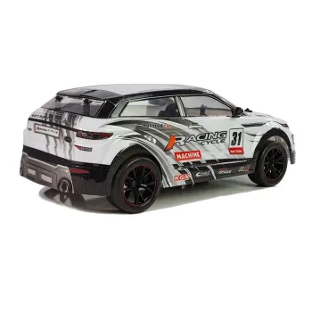 Model samochodu zdalnie sterowanego w dynamicznej pozie na podjeździe