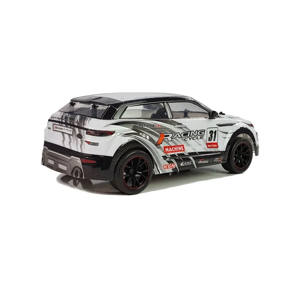 Model samochodu zdalnie sterowanego w dynamicznej pozie na podjeździe