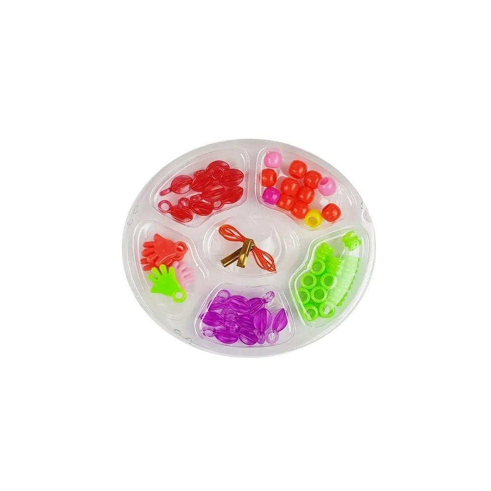 Elementy zestawu piękności: klapki, szczotka, grzebień, lusterko i suszarka