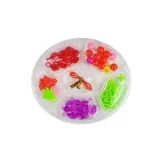 Elementy zestawu piękności: klapki, szczotka, grzebień, lusterko i suszarka