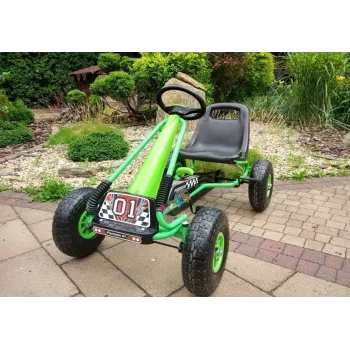 Dziecko prowadzi zielony gokart A-15 na świeżym powietrzu