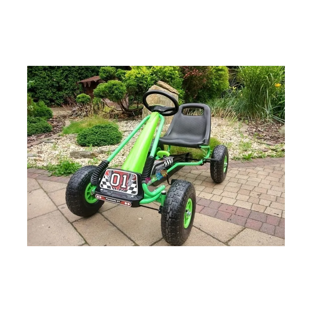 Dziecko prowadzi zielony gokart A-15 na świeżym powietrzu