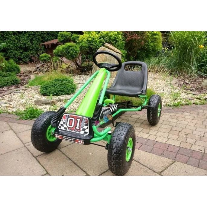 Dziecko prowadzi zielony gokart A-15 na świeżym powietrzu