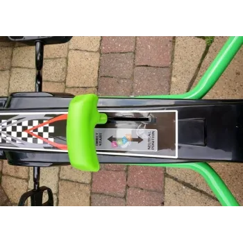 Gokart zielony A-15 na trawiastym terenie w ogrodzie