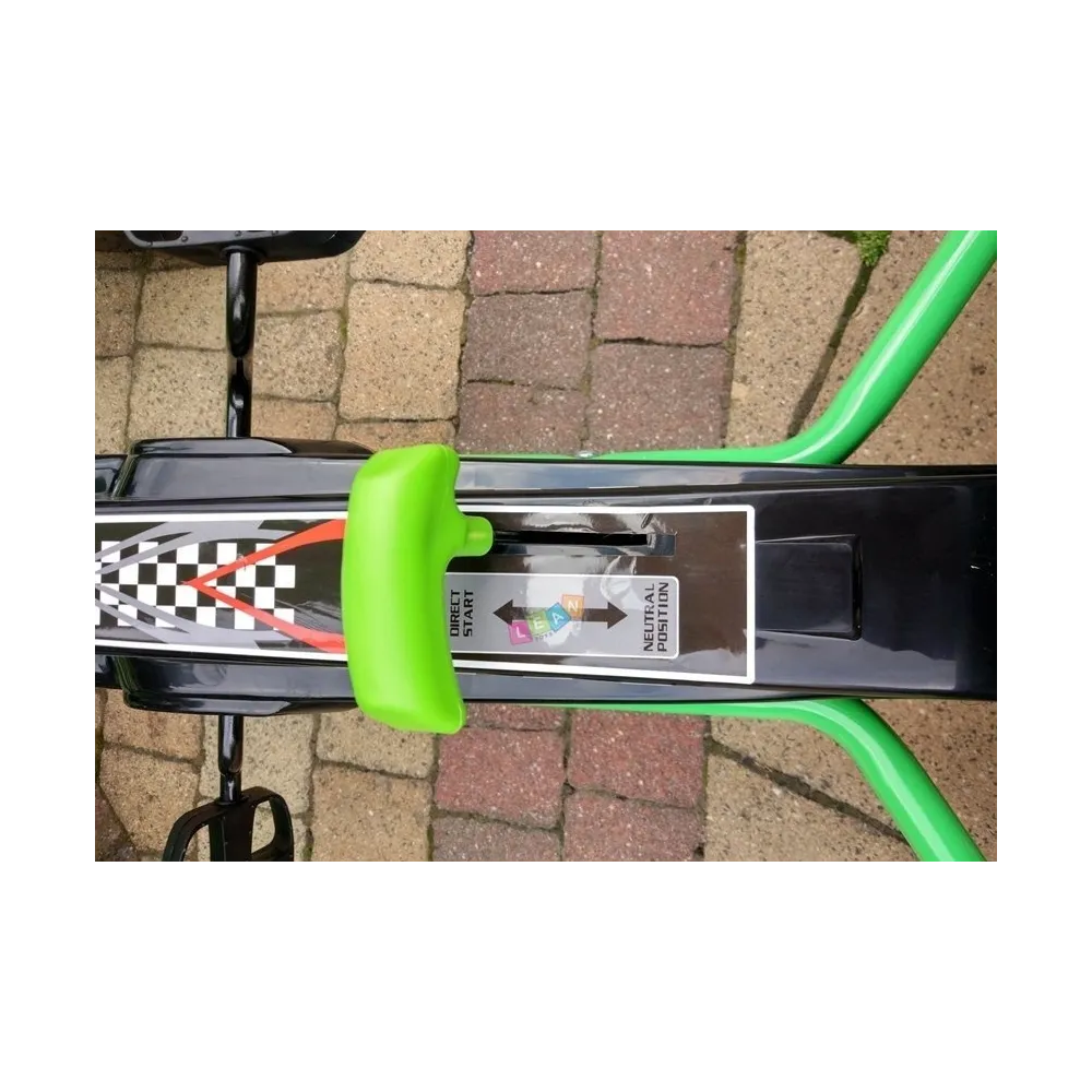 Gokart zielony A-15 na trawiastym terenie w ogrodzie