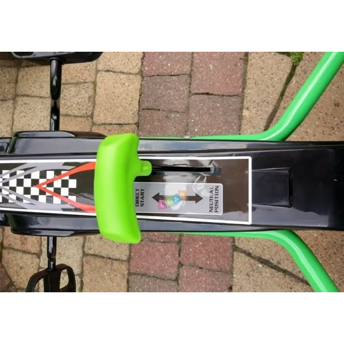 Gokart zielony A-15 na trawiastym terenie w ogrodzie