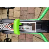 Gokart zielony A-15 na trawiastym terenie w ogrodzie