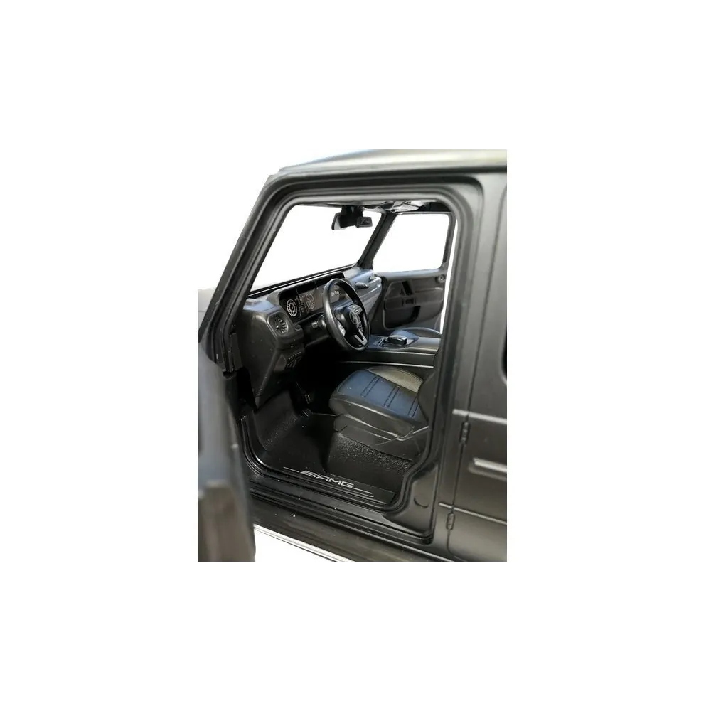 Pojazd Mercedes G63 Rastar RC podczas jazdy po parkiecie