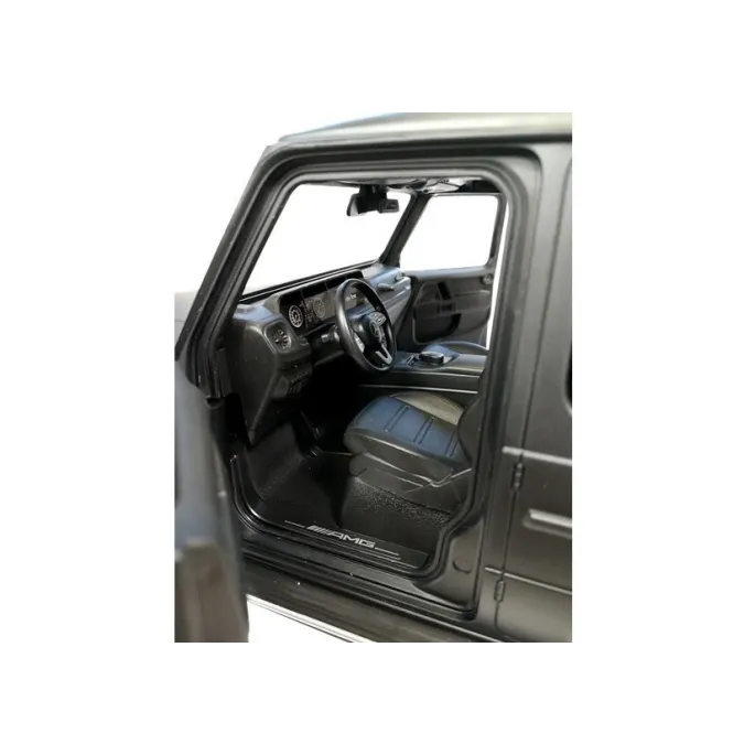 Pojazd Mercedes G63 Rastar RC podczas jazdy po parkiecie