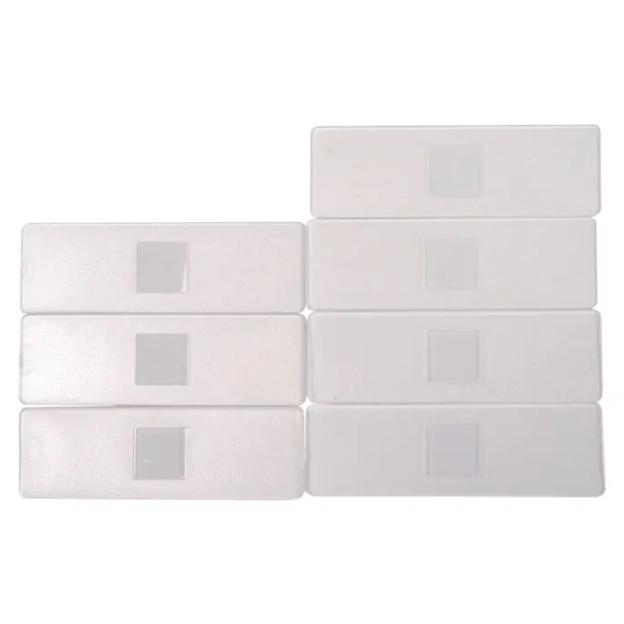 Zbliżenie na mikroskop dziecięcy z regulacją powiększenia i światła