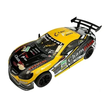 Żółty samochód RC z otwartym silnikiem i naklejkami sportowymi