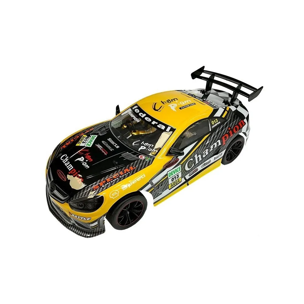 Żółty samochód RC z otwartym silnikiem i naklejkami sportowymi