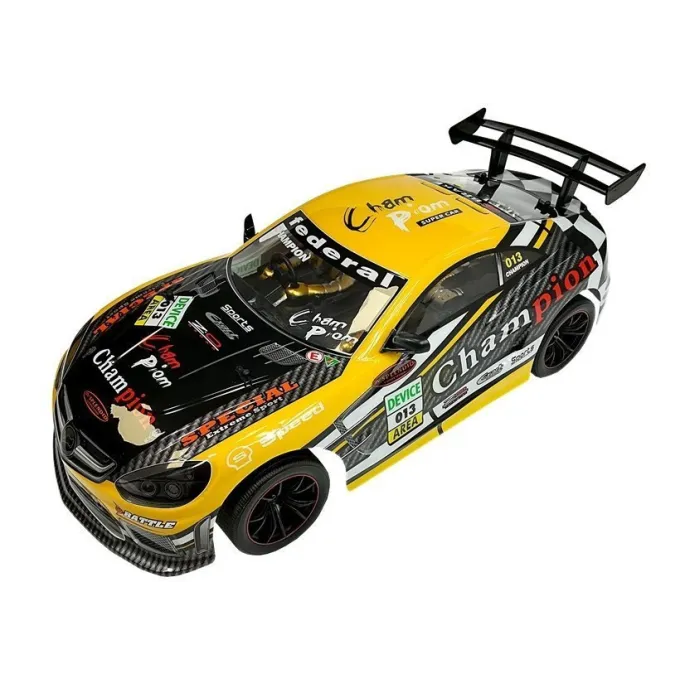 Żółty samochód RC z otwartym silnikiem i naklejkami sportowymi